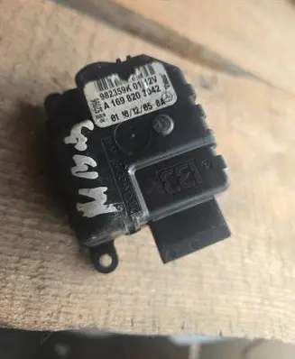 Mercedes-Benz B W245 Air flap motor/actuator 982359K A1698203042