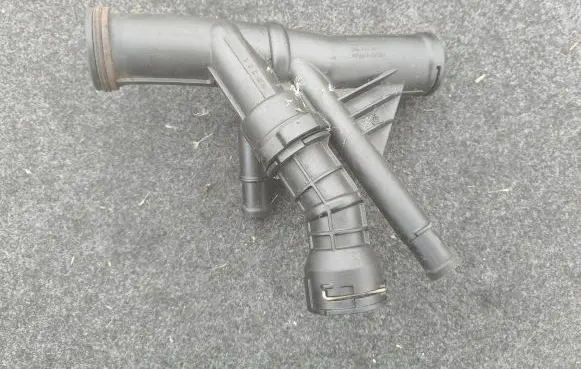 Volkswagen PASSAT B8 Engine coolant pipe/hose 04L121026F
