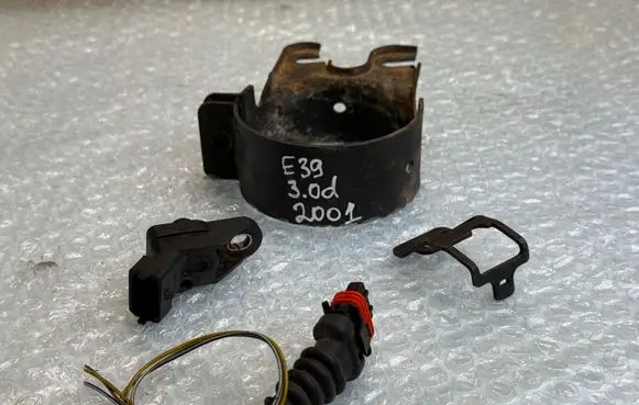 BMW 5 E39 Fuel pressure sensor 0261230046