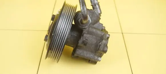 BMW 3 E90 E91 Power steering pump 6788838 N47D20C