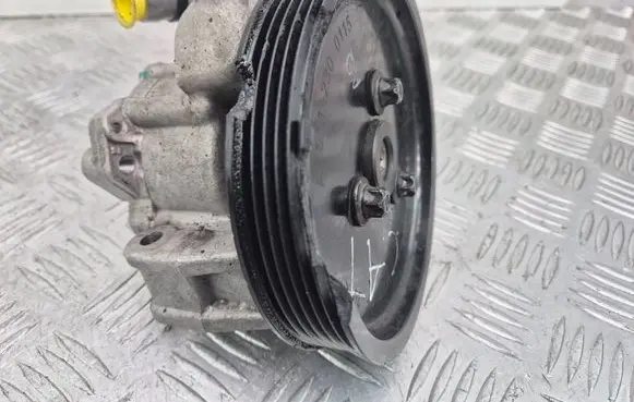 Mercedes-Benz C W203 Power steering pump A0044661301 A6112300115