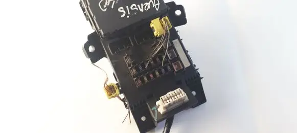 Toyota Avensis T220 Fuse module 8264105011 05810530