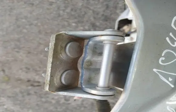 Tailgate/trunk/boot hinge
