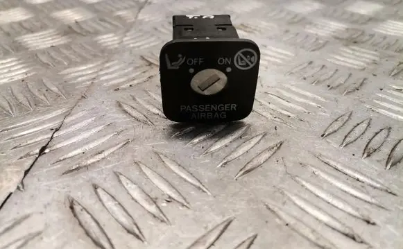 Passenger airbag on/off switch
