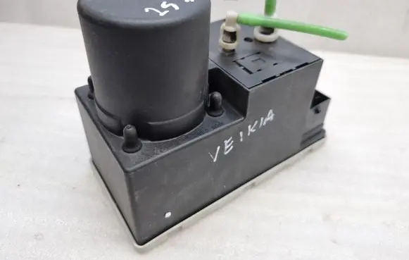 Audi A8 S8 D2 4D Central locking vacuum pump 8L0862257