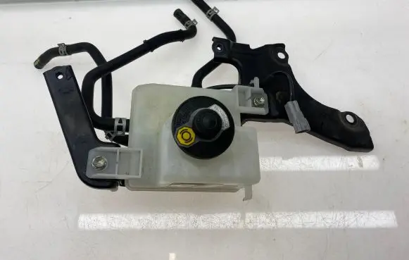 Toyota Prius+ (ZVW40) Brake fluid reservoir 