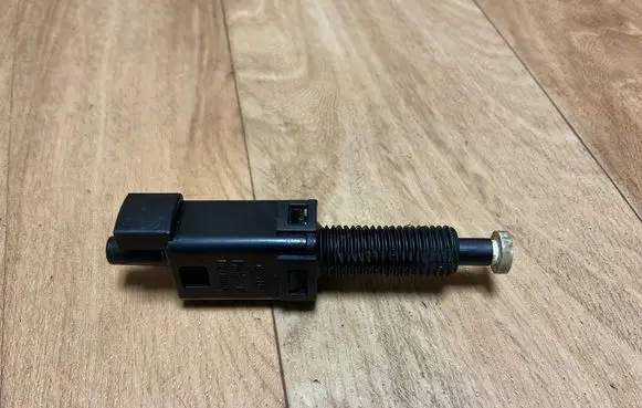 Volkswagen PASSAT B5 Brake pedal sensor switch 811907343B