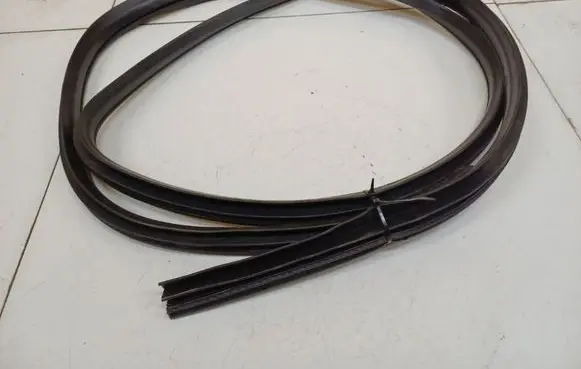 Chrysler Sebring (JS) Rubber seal front coupe door
