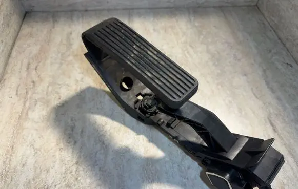 Mercedes-Benz CLS C219 Accelerator throttle pedal A2113000504