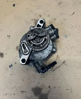 Peugeot 308 Vacuum pump 9804021880