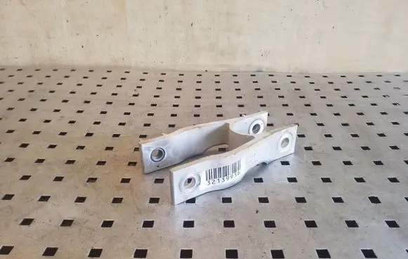 Volvo XC90 Engine mounting bracket 32139936