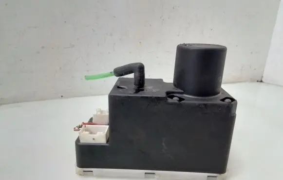 Audi A6 S6 C4 4A Central locking vacuum pump 8TZ00652205
