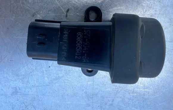 Ford Mondeo Mk III Fuel cut-off switch 1S7T9341BA 050505A12