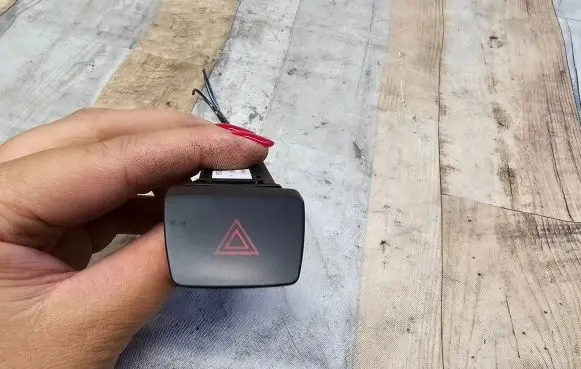 Mazda 2 Hazard light switch D651664H0 03004300 K1827