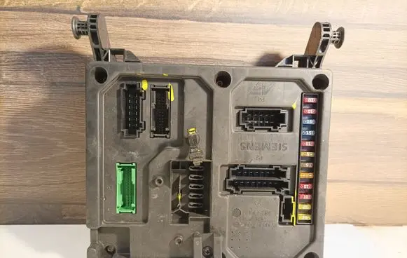 Seat Alhambra (Mk1) Fuse module S108151001 S120042200A