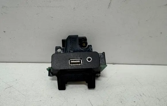 Porsche Cayenne (92A) USB socket connector 7P5863797C 7PP035727B