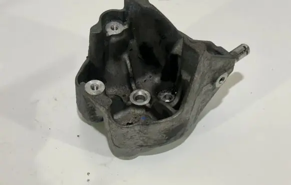 Peugeot 308 Fuel pump bracket 9824088780