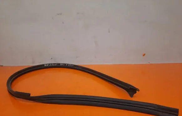 Suzuki Swift I Front door rubber seal 