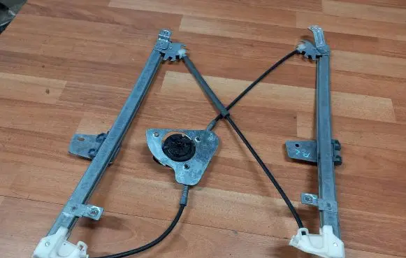 Front window lifting mechanism without motor
