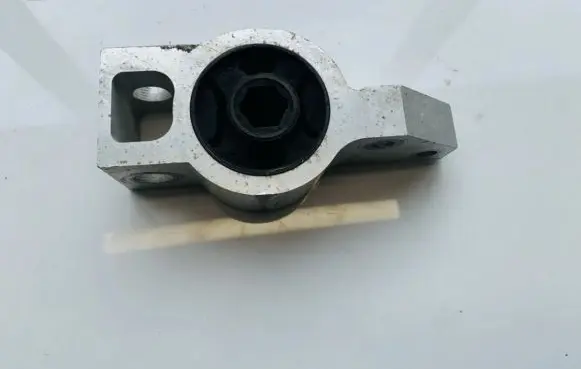 Volkswagen Jetta V Engine mount bracket 1k0199231
