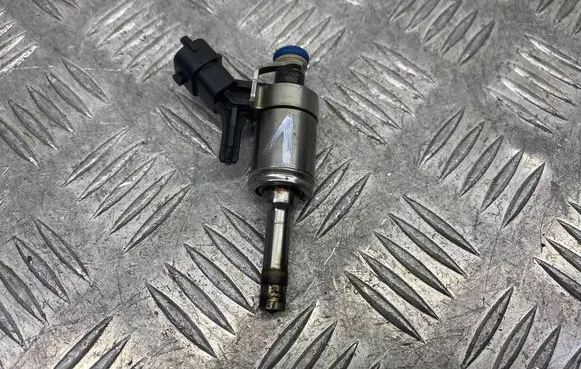 BMW 1 F20 F21 Fuel injector V7591623