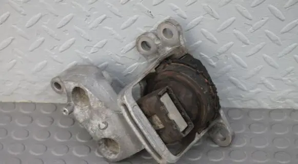 Engine mount bracket