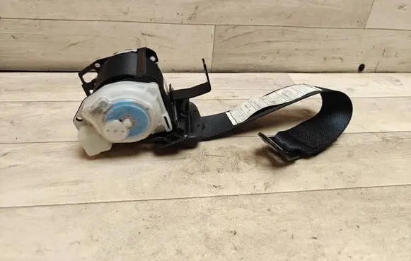 Toyota Avensis T250 Rear seatbelt 7336005091