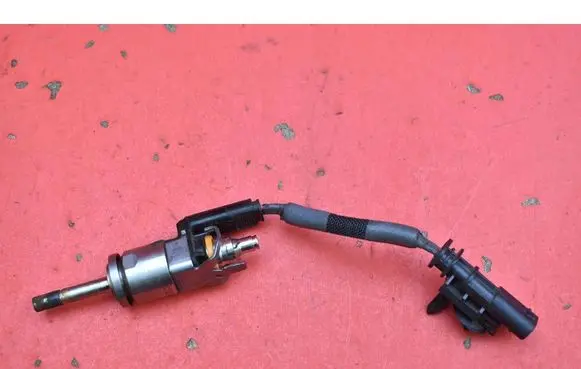 Volvo V60 Fuel injector 32140073