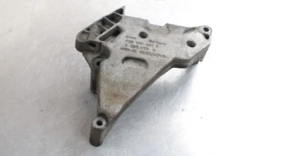 Volkswagen PASSAT B6 Engine mounting bracket 03G199207F