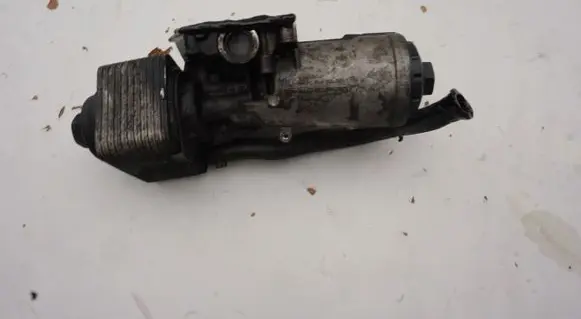 Oil filter mounting bracket