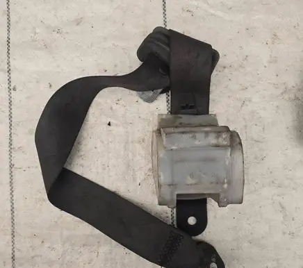 Mitsubishi Pajero Rear seatbelt 81r542