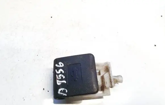Toyota Yaris Engine bonnet (hood) release handle