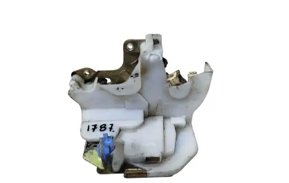 Nissan X-Trail T30 Rear door lock