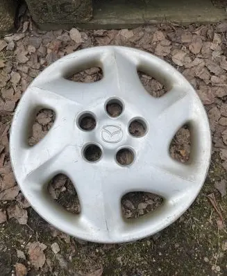 Mazda 626 R15 wheel hub/cap/trim K6805 GG2M37170