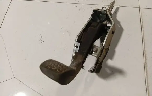 Opel Astra H Clutch pedal 