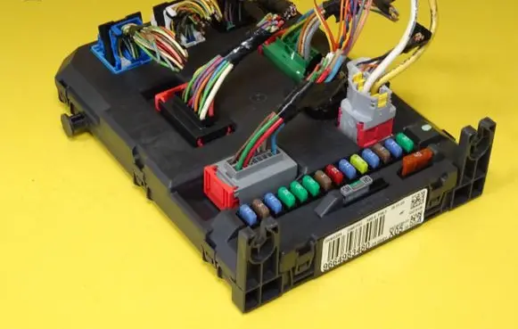 Peugeot 207 Fuse module 9664983480