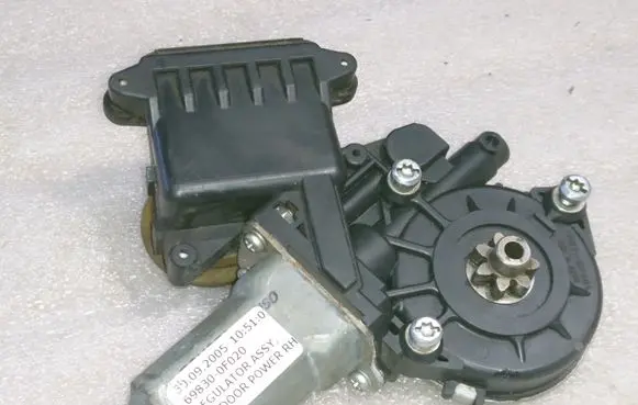 Toyota Corolla Verso AR10 Rear door window regulator motor 698300F020
