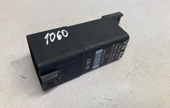 Volkswagen Touran I Glow plug pre-heat relay 038907281D 51299023A