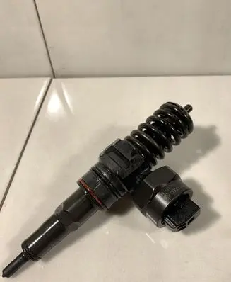 Volkswagen Golf IV Fuel injector 038130073F