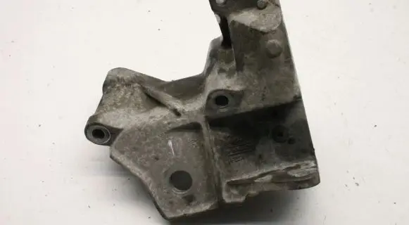 Volvo XC70 Engine mount bracket