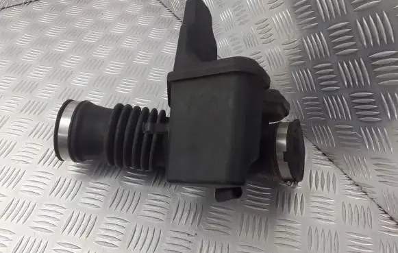 Nissan Altima Air filter cleaner box bracket assembly 16576-8J010