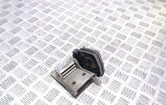 Radiator mount bracket