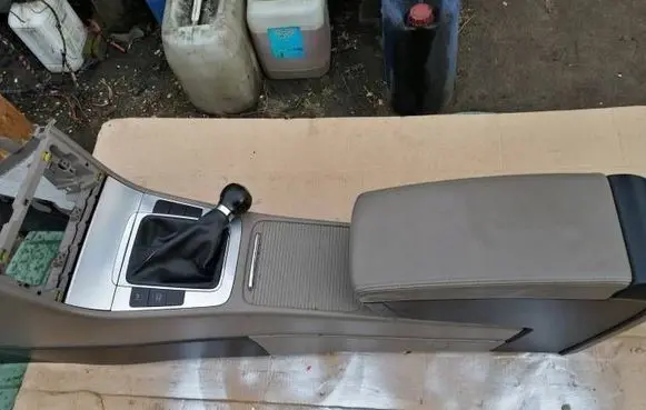 Volkswagen PASSAT B6 Center console