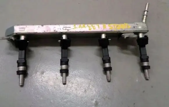Toyota Yaris Fuel injector supply line/pipe 