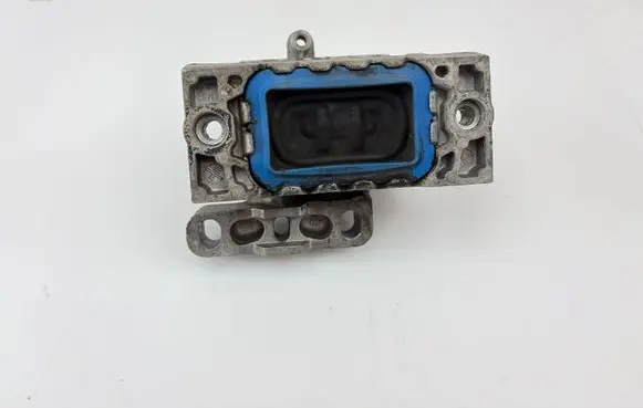 Volkswagen PASSAT B7 Engine mount bracket 1K0199262