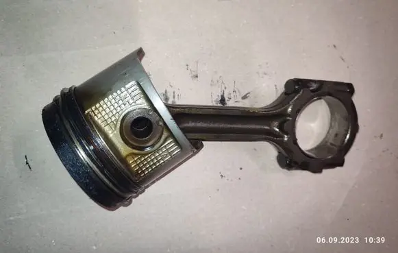 Nissan Navara D22 Piston with connecting rod