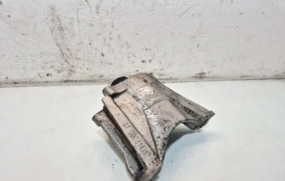 Honda CR-V Engine mount bracket
