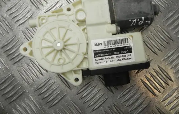BMW 1 E81 E87 Front door window regulator motor 6925964 Z1175