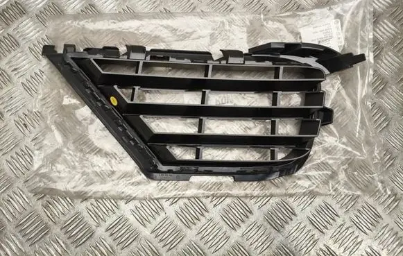 Volkswagen Touareg II Front grill 7P6853666B