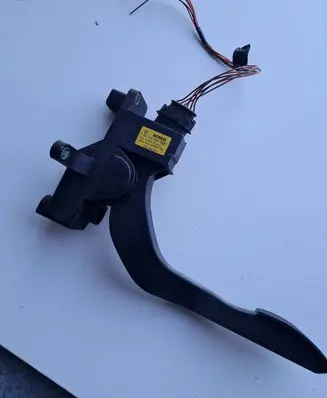 Iveco Daily 35.8 - 9 Accelerator throttle pedal 504061734 683306324 0281002632